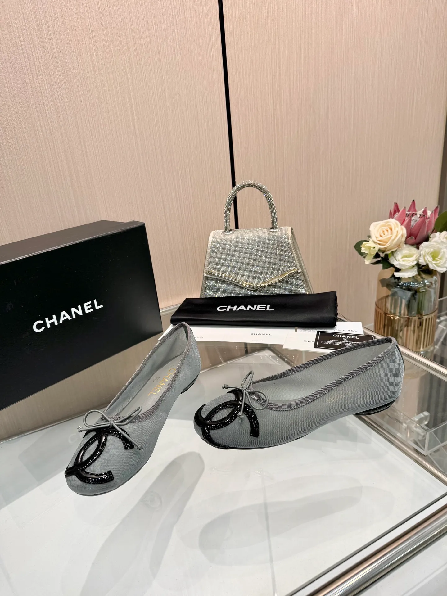 👟👟Ex-factory price 480👟👟 | ²⁰²5 𝐬𝐬 🤍🤎𝐂𝐇𝐀𝐍𝐄𝐋 Chanel 26A catwalk style handmade Mary Jane women's shoes. Ballet shoes are so amazing, the bow pattern is so cute! Even if I don’t wear flat shoes, I can’t resist the temptation! The second recommended pair of Chanel logo women's shoes has great texture and is versatile. It is made of lambskin and has an original two-color outsole. Size: 35-40 (41 can be customized and cannot be returned or exchanged)